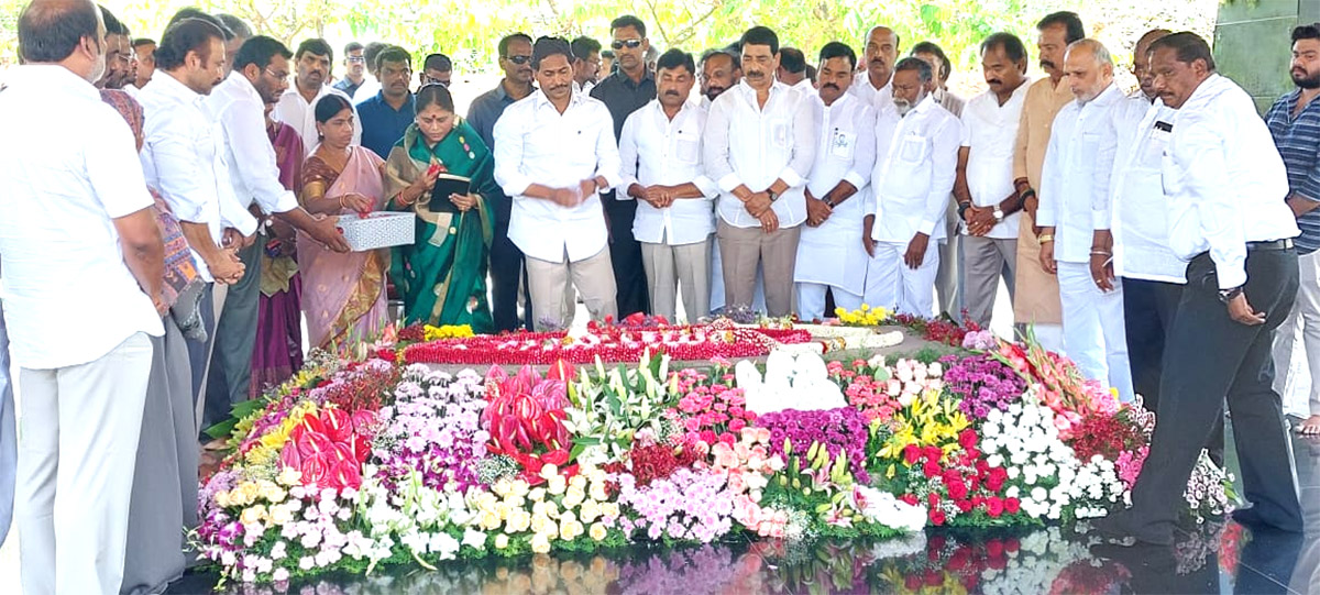 CM_20YS_20Jagan_20Ready_20To_20Memanta_20Siddham_20Bus_20Yatra_20Election_20Campaign-10_0.jpg 26