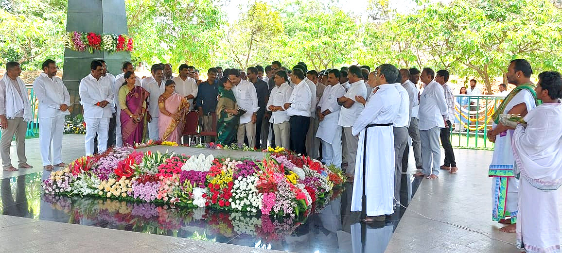 CM_20YS_20Jagan_20Ready_20To_20Memanta_20Siddham_20Bus_20Yatra_20Election_20Campaign-11_0.jpg 27