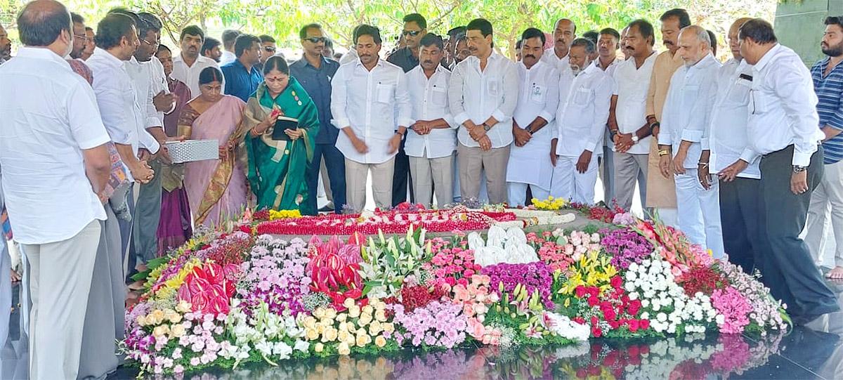 CM_20YS_20Jagan_20Ready_20To_20Memanta_20Siddham_20Bus_20Yatra_20Election_20Campaign-18_0.jpg 31