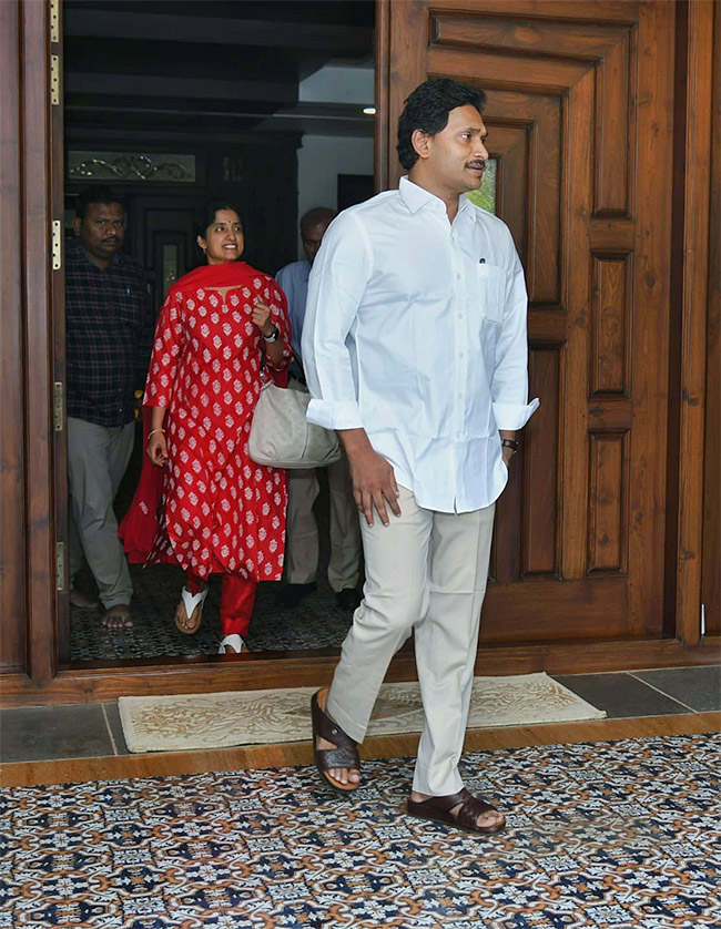 CM_20YS_20Jagan_20Ready_20To_20Memanta_20Siddham_20Bus_20Yatra_20Election_20Campaign-2.jpg 3