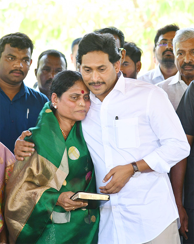 CM_20YS_20Jagan_20Ready_20To_20Memanta_20Siddham_20Bus_20Yatra_20Election_20Campaign-21.jpg 7