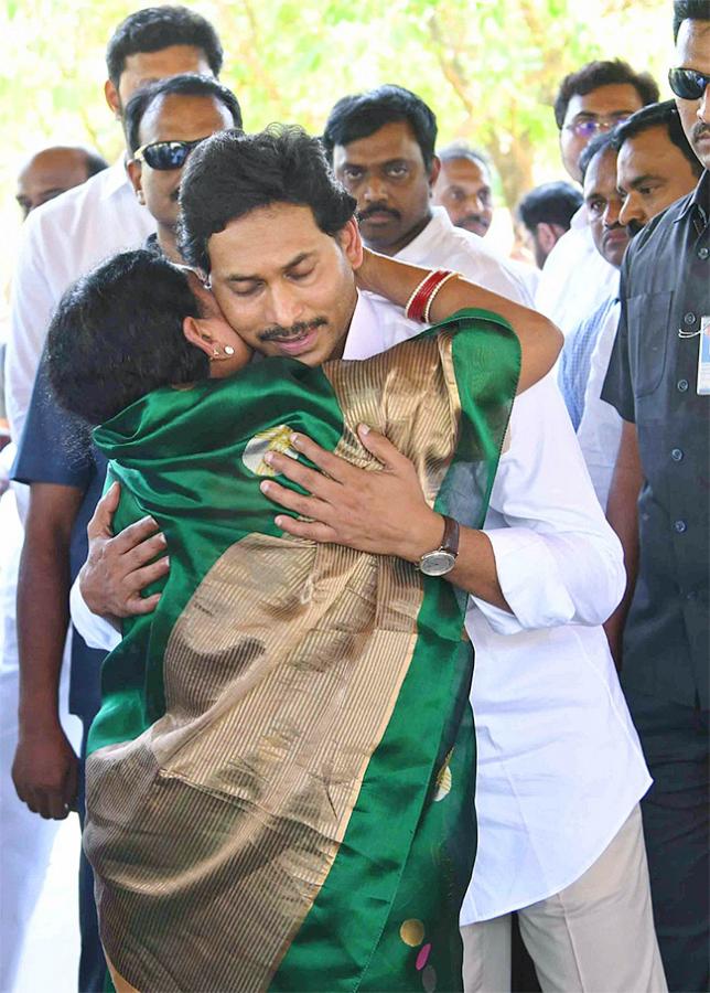 CM_20YS_20Jagan_20Ready_20To_20Memanta_20Siddham_20Bus_20Yatra_20Election_20Campaign-22.jpg 8