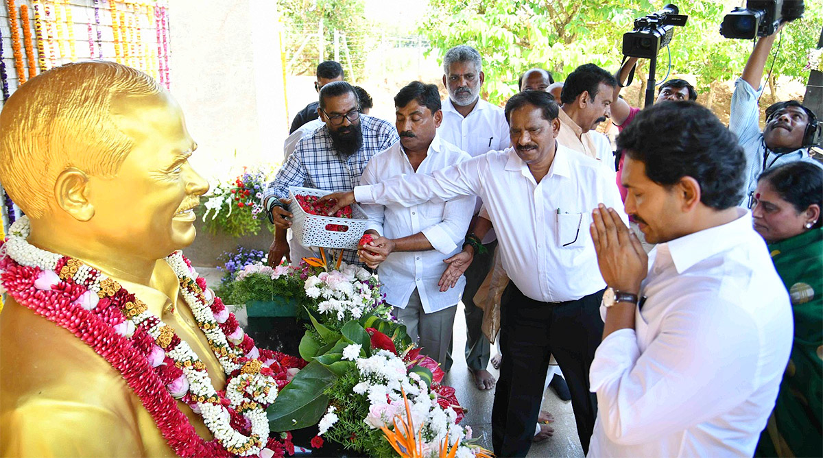 CM_20YS_20Jagan_20Ready_20To_20Memanta_20Siddham_20Bus_20Yatra_20Election_20Campaign-25.jpg 9