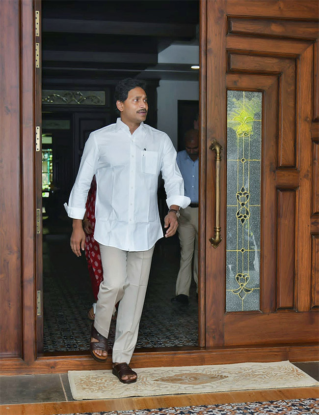 CM_20YS_20Jagan_20Ready_20To_20Memanta_20Siddham_20Bus_20Yatra_20Election_20Campaign-3.jpg 4