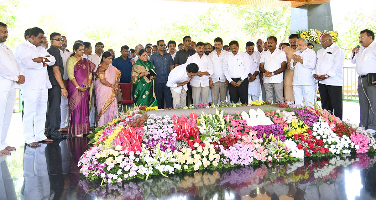 CM_20YS_20Jagan_20Ready_20To_20Memanta_20Siddham_20Bus_20Yatra_20Election_20Campaign-30.jpg 12