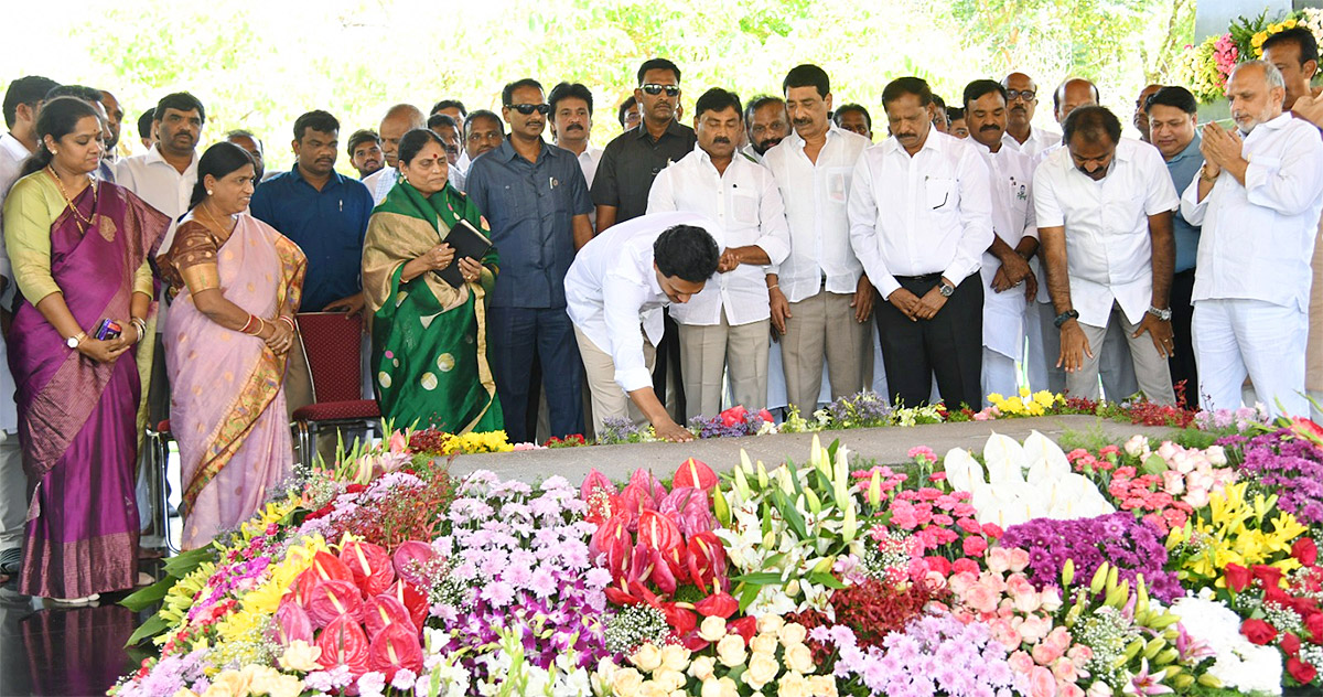 CM_20YS_20Jagan_20Ready_20To_20Memanta_20Siddham_20Bus_20Yatra_20Election_20Campaign-31.jpg 13