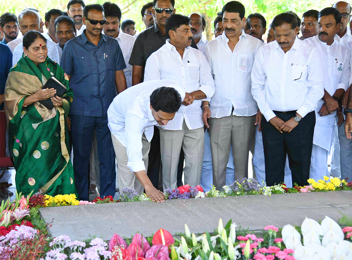 CM_20YS_20Jagan_20Ready_20To_20Memanta_20Siddham_20Bus_20Yatra_20Election_20Campaign-32.jpg 14