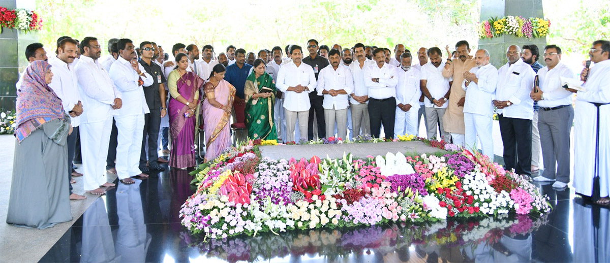CM_20YS_20Jagan_20Ready_20To_20Memanta_20Siddham_20Bus_20Yatra_20Election_20Campaign-34.jpg 15