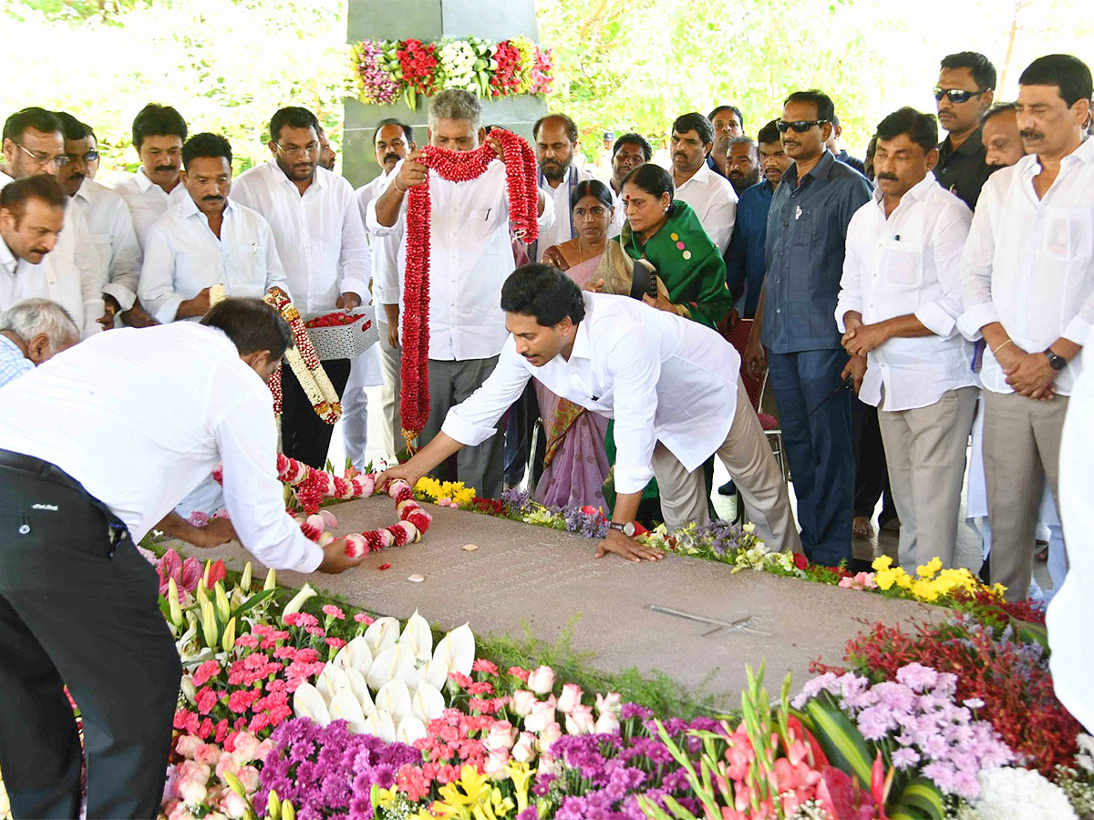 CM_20YS_20Jagan_20Ready_20To_20Memanta_20Siddham_20Bus_20Yatra_20Election_20Campaign-36.jpg 16