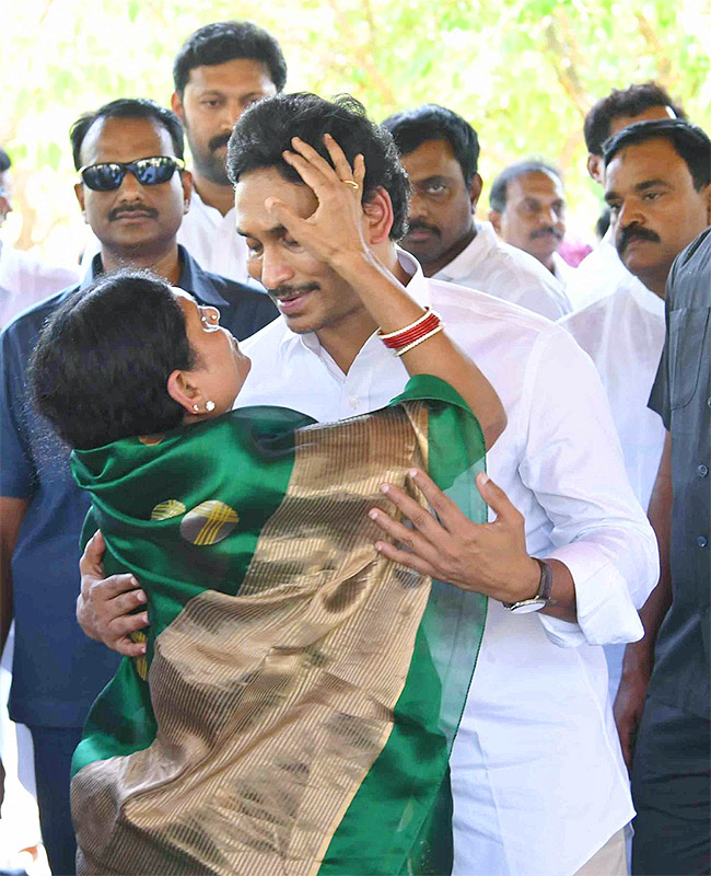 CM_20YS_20Jagan_20Ready_20To_20Memanta_20Siddham_20Bus_20Yatra_20Election_20Campaign-37.jpg 17