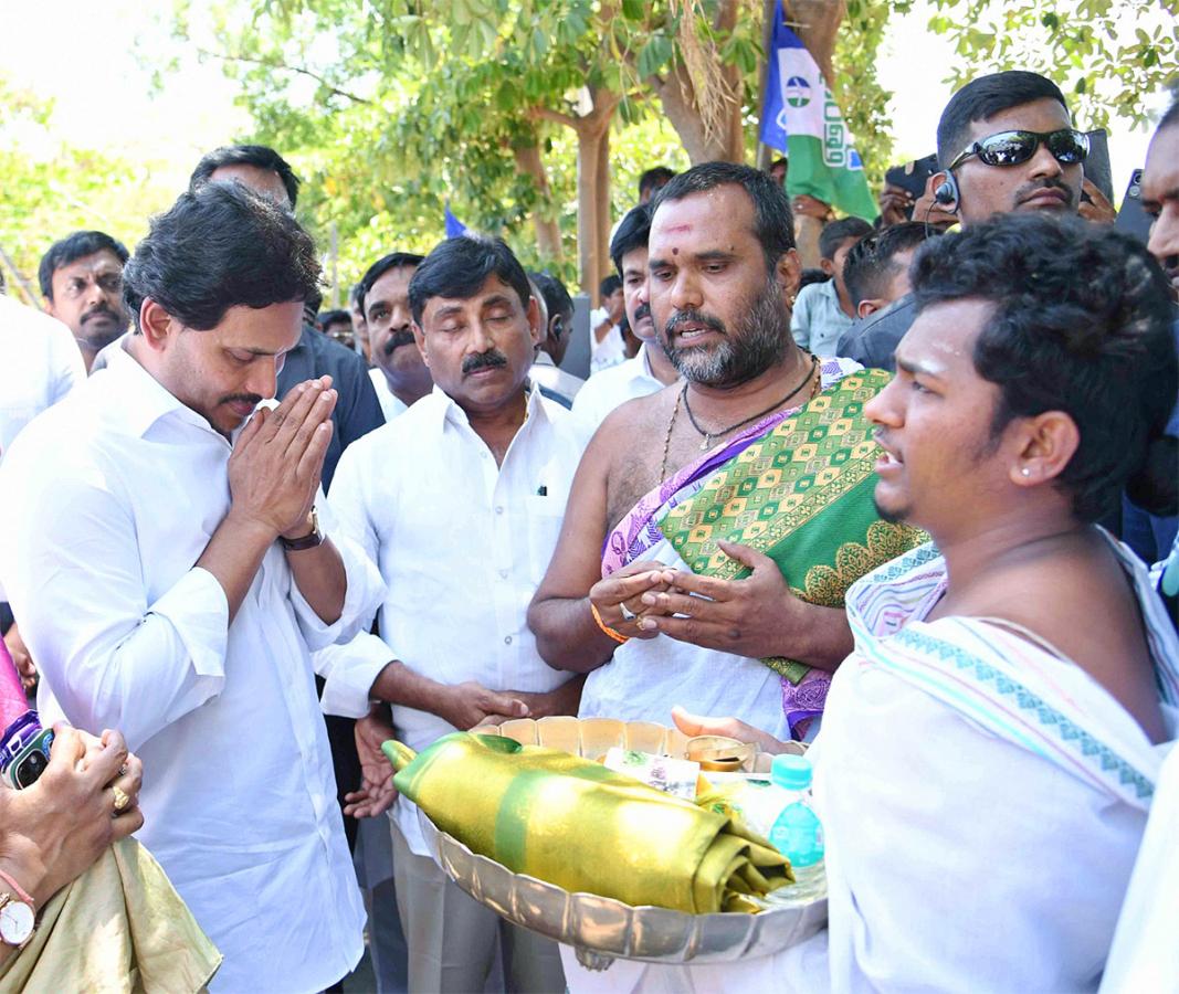 CM_20YS_20Jagan_20Ready_20To_20Memanta_20Siddham_20Bus_20Yatra_20Election_20Campaign-39.jpg 18