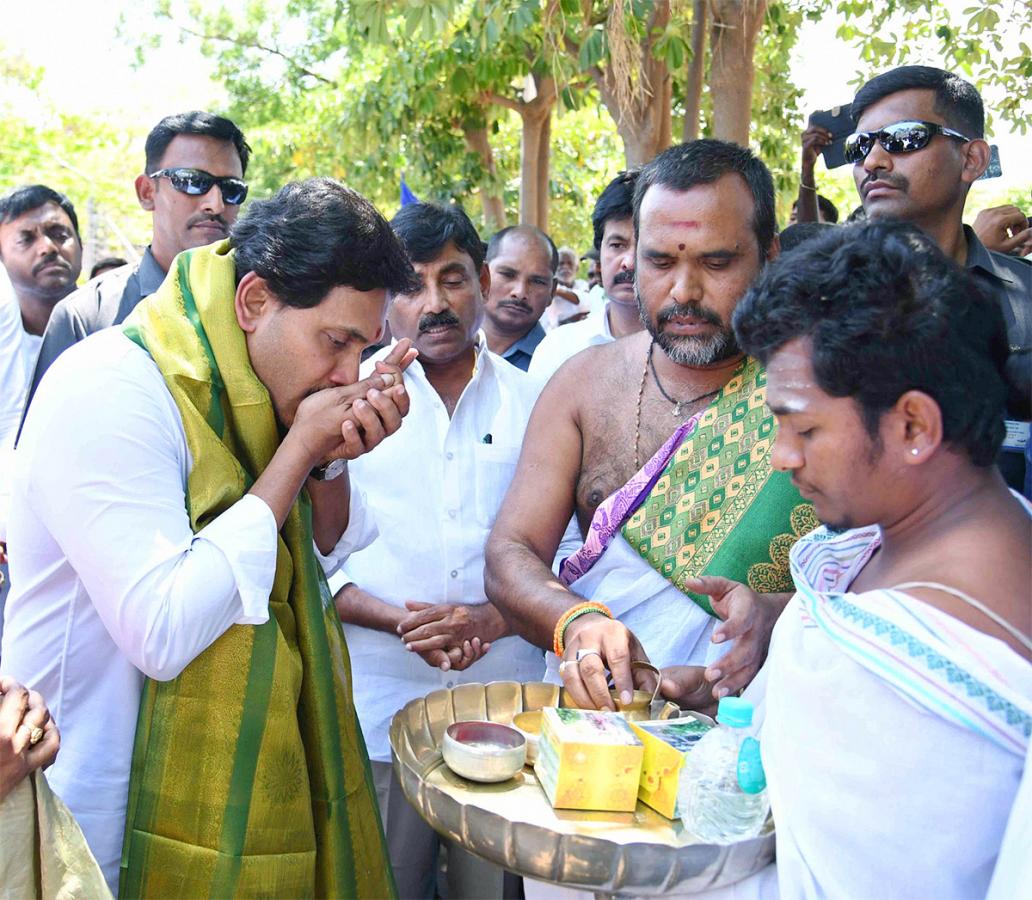 CM_20YS_20Jagan_20Ready_20To_20Memanta_20Siddham_20Bus_20Yatra_20Election_20Campaign-40.jpg 19