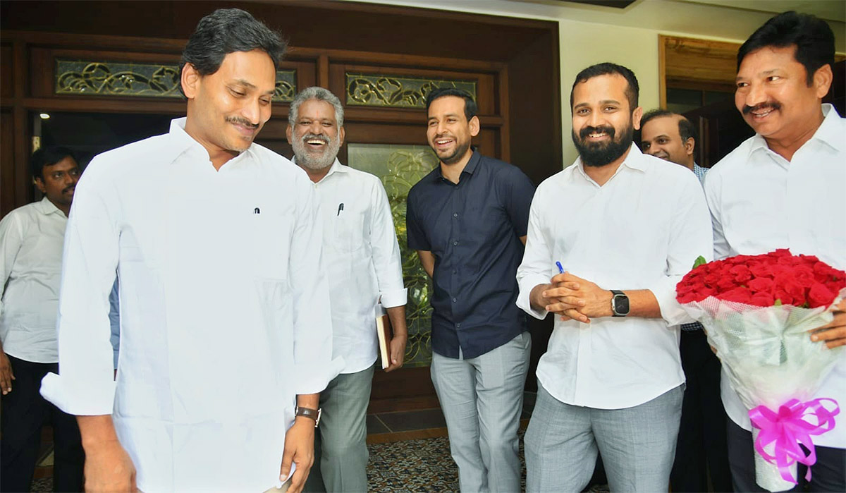 CM_20YS_20Jagan_20Ready_20To_20Memanta_20Siddham_20Bus_20Yatra_20Election_20Campaign-5.jpg 6