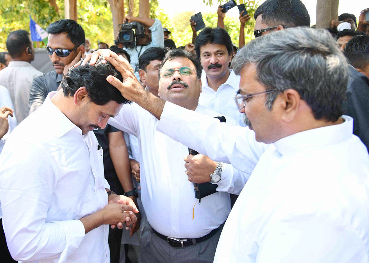 CM_20YS_20Jagan_20Ready_20To_20Memanta_20Siddham_20Bus_20Yatra_20Election_20Campaign-7_0.jpg 21
