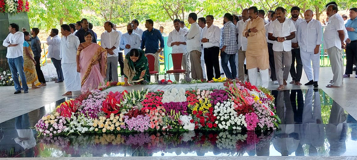 CM_20YS_20Jagan_20Ready_20To_20Memanta_20Siddham_20Bus_20Yatra_20Election_20Campaign-7_1.jpg 23