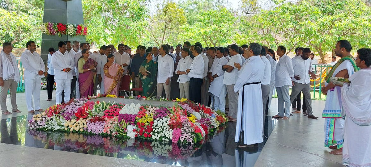 CM_20YS_20Jagan_20Ready_20To_20Memanta_20Siddham_20Bus_20Yatra_20Election_20Campaign-8_0.jpg 24