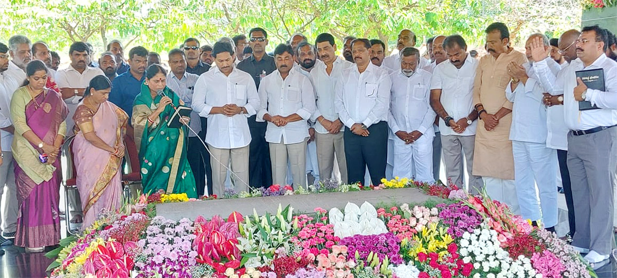 CM_20YS_20Jagan_20Ready_20To_20Memanta_20Siddham_20Bus_20Yatra_20Election_20Campaign-9_0.jpg 25