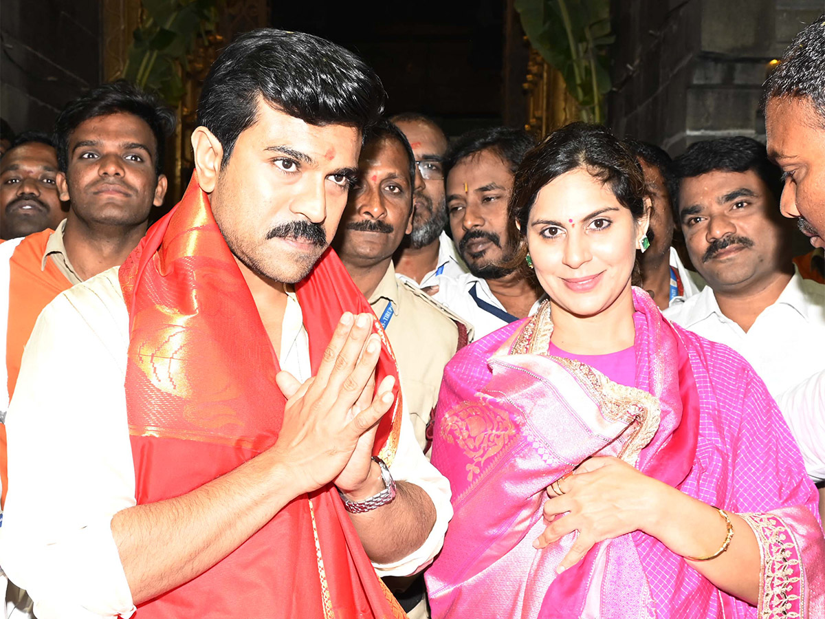 Ram_20Charan_20Visits_20Tirumala_20Temple-5.jpg 5
