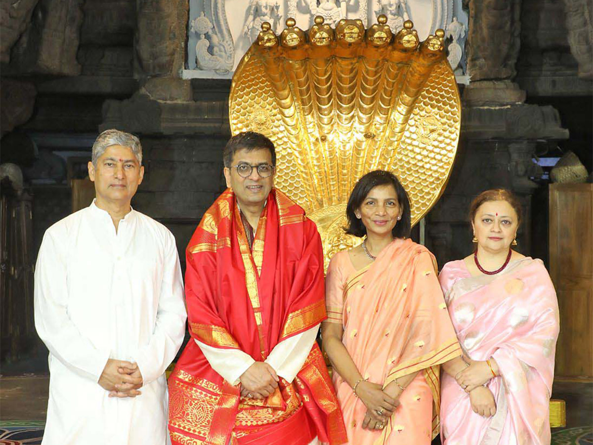 Ram_20Charan_20Visits_20Tirumala_20Temple-6.jpg 6