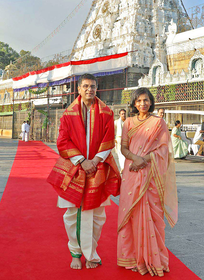 Ram_20Charan_20Visits_20Tirumala_20Temple-8.jpg 8