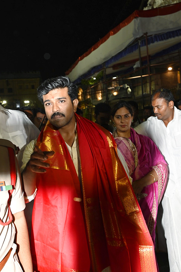 Ram_20Charan_20couple_20visits_20Tirumala_20temple_20Photos_14.jpg 15