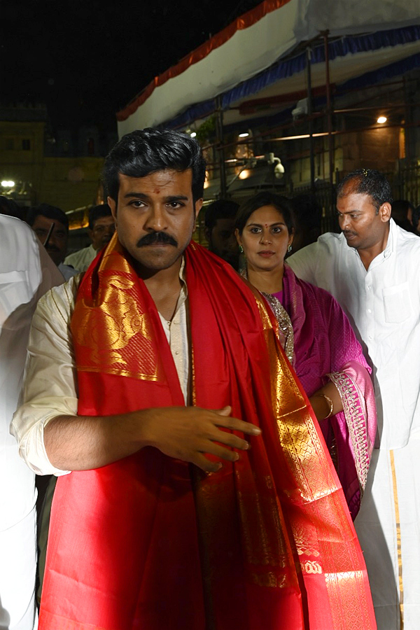 Ram_20Charan_20couple_20visits_20Tirumala_20temple_20Photos_15.jpg 16