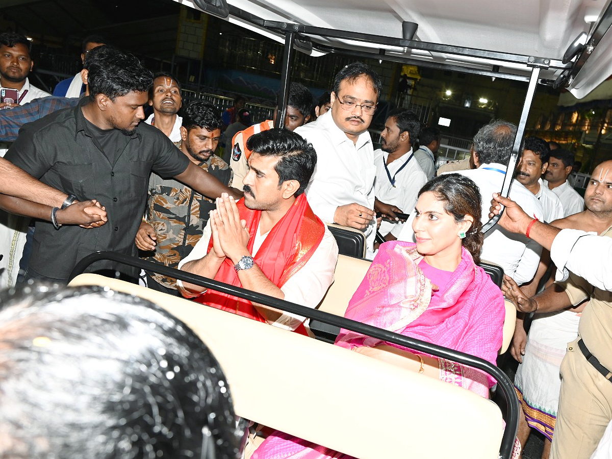 Ram_20Charan_20couple_20visits_20Tirumala_20temple_20Photos_3.jpg 4