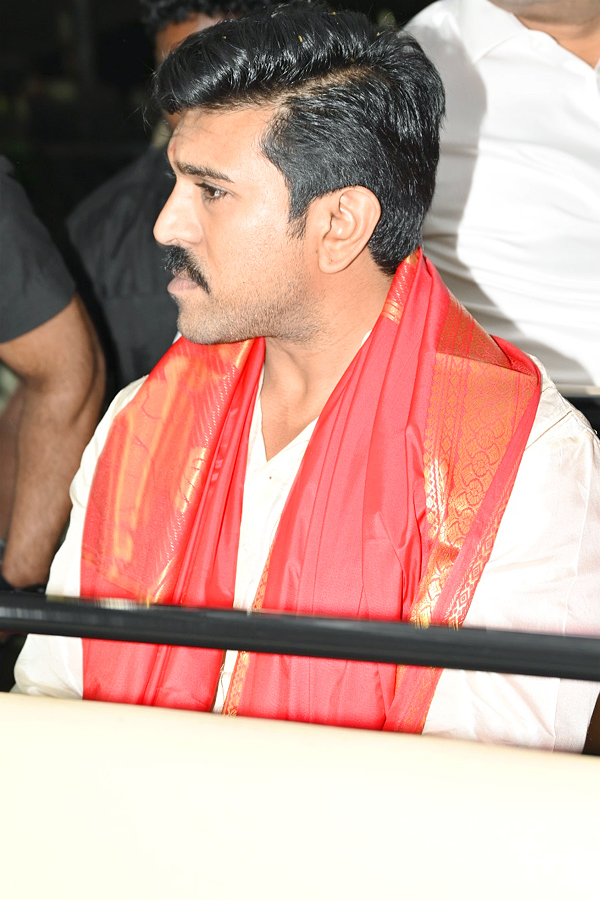 Ram_20Charan_20couple_20visits_20Tirumala_20temple_20Photos_7.jpg 8