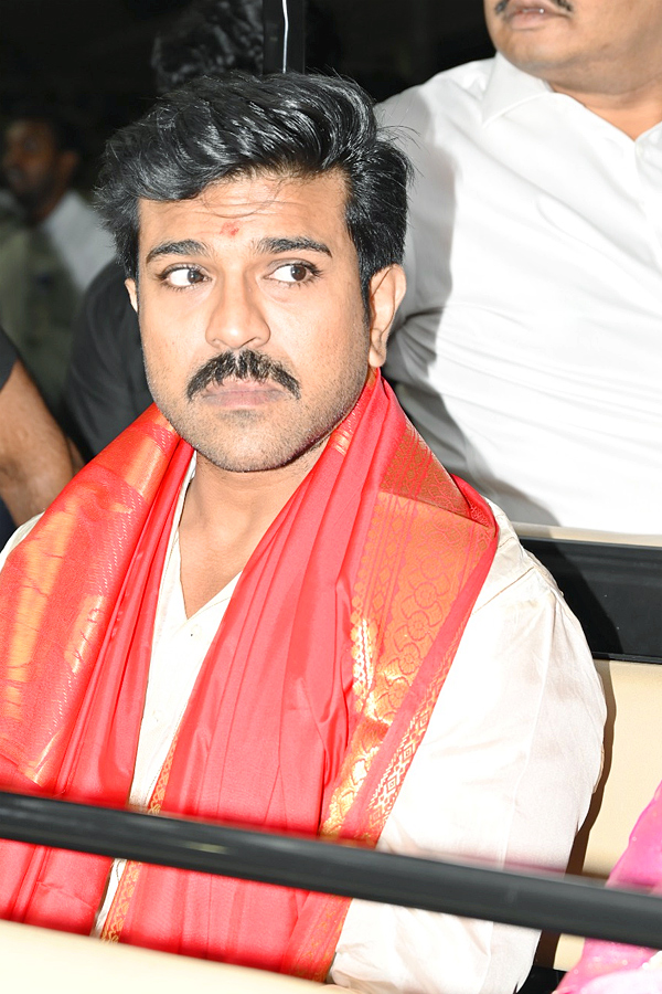 Ram_20Charan_20couple_20visits_20Tirumala_20temple_20Photos_9.jpg 10