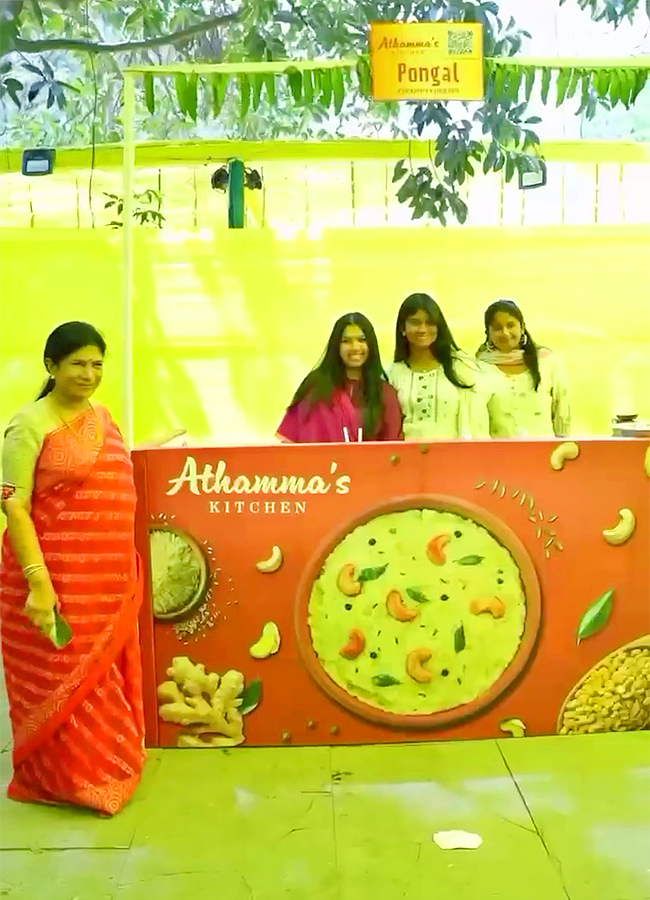 Surekha_20Konidela_20Graciously_20Hosted_20an_20Annadanam-10.jpg 10
