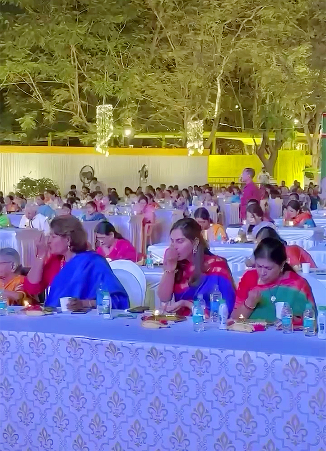 Surekha_20Konidela_20Graciously_20Hosted_20an_20Annadanam-11.jpg 11