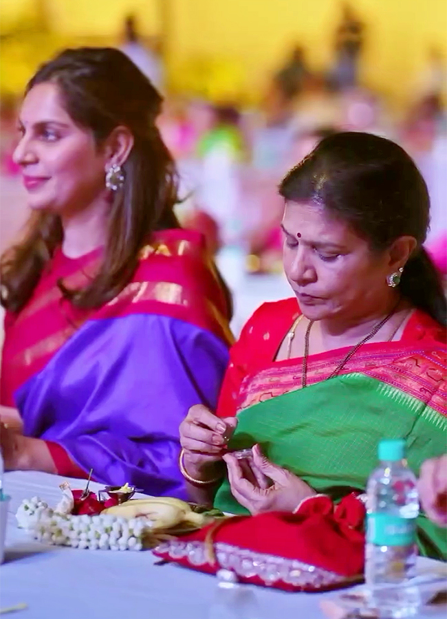 Surekha_20Konidela_20Graciously_20Hosted_20an_20Annadanam-12.jpg 12