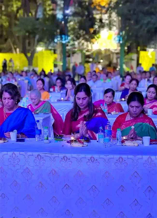 Surekha_20Konidela_20Graciously_20Hosted_20an_20Annadanam-13.jpg 13