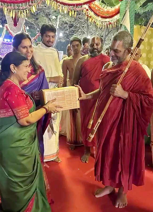 Surekha_20Konidela_20Graciously_20Hosted_20an_20Annadanam-15.jpg 15
