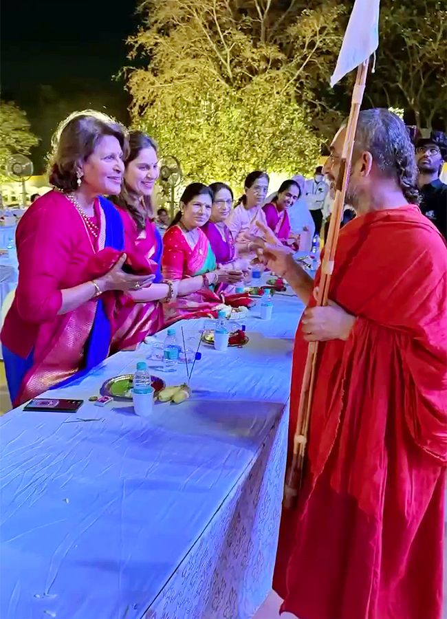 Surekha_20Konidela_20Graciously_20Hosted_20an_20Annadanam-17.jpg 17