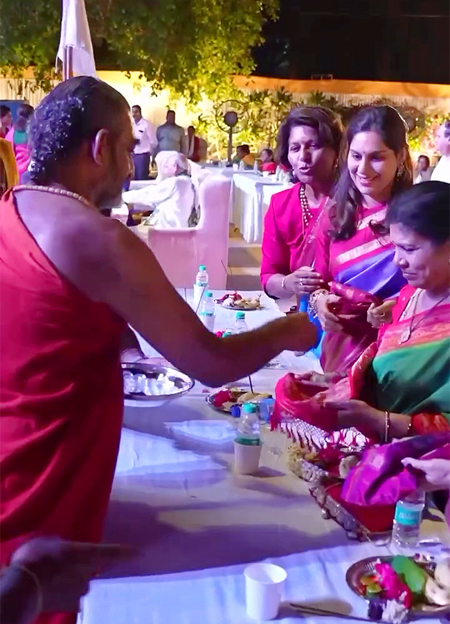 Surekha_20Konidela_20Graciously_20Hosted_20an_20Annadanam-18.jpg 18