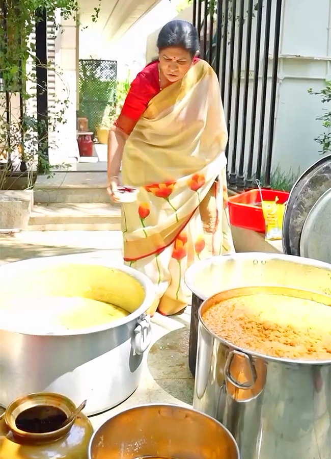 Surekha_20Konidela_20Graciously_20Hosted_20an_20Annadanam-2.jpg 2
