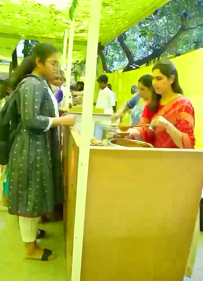 Surekha_20Konidela_20Graciously_20Hosted_20an_20Annadanam-21.jpg 21