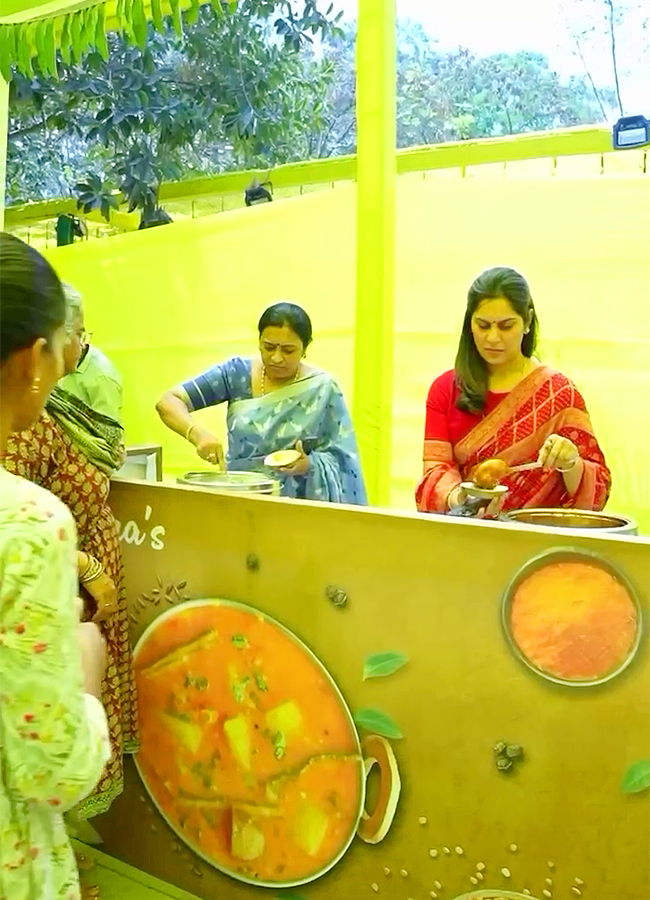 Surekha_20Konidela_20Graciously_20Hosted_20an_20Annadanam-22.jpg 22