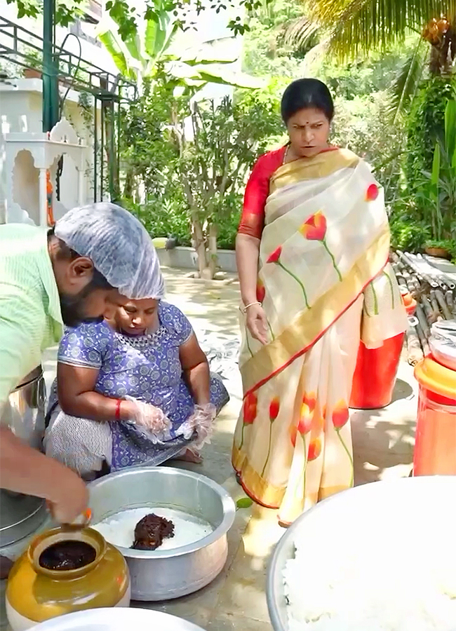 Surekha_20Konidela_20Graciously_20Hosted_20an_20Annadanam-3.jpg 3