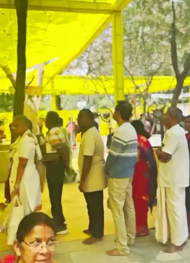 Surekha_20Konidela_20Graciously_20Hosted_20an_20Annadanam-30.jpg 28