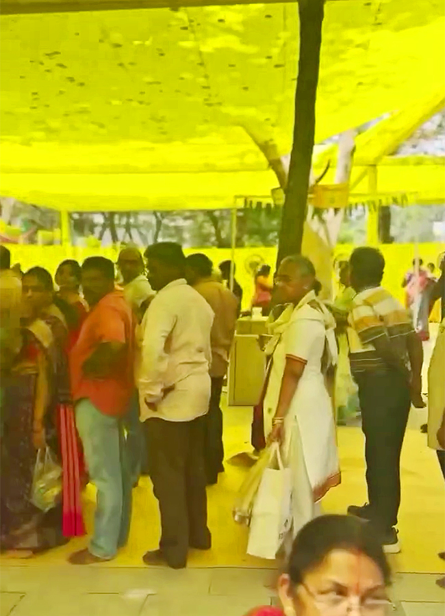 Surekha_20Konidela_20Graciously_20Hosted_20an_20Annadanam-31.jpg 29