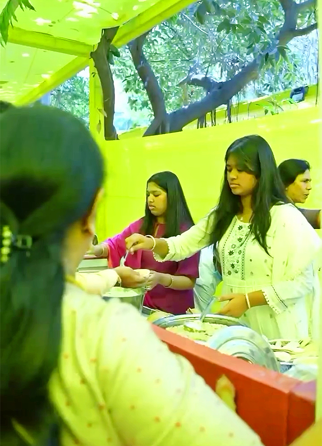 Surekha_20Konidela_20Graciously_20Hosted_20an_20Annadanam-32.jpg 30