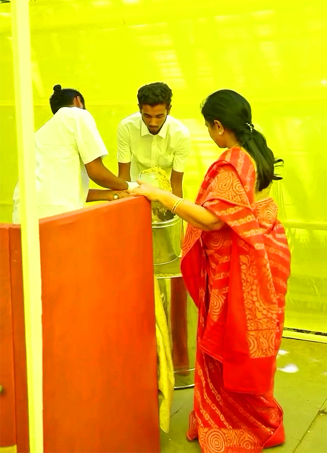 Surekha_20Konidela_20Graciously_20Hosted_20an_20Annadanam-4.jpg 4