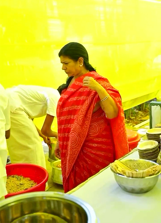 Surekha_20Konidela_20Graciously_20Hosted_20an_20Annadanam-5.jpg 5