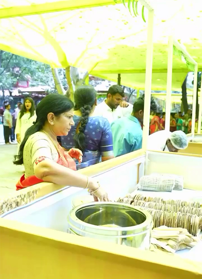 Surekha_20Konidela_20Graciously_20Hosted_20an_20Annadanam-6.jpg 6