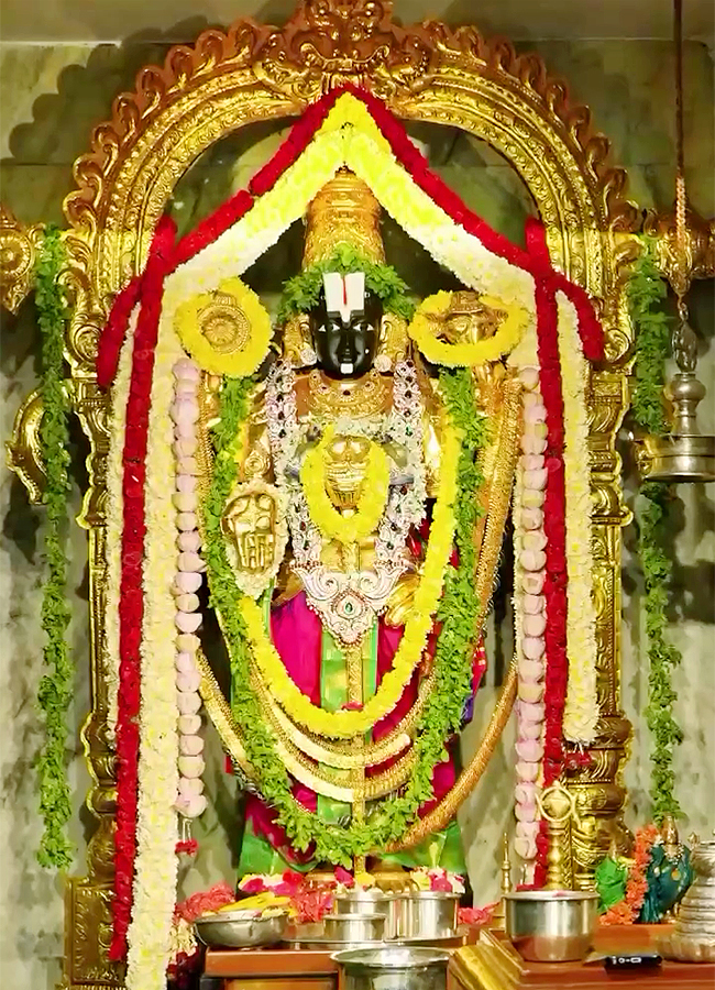 Surekha_20Konidela_20Graciously_20Hosted_20an_20Annadanam-7.jpg 7