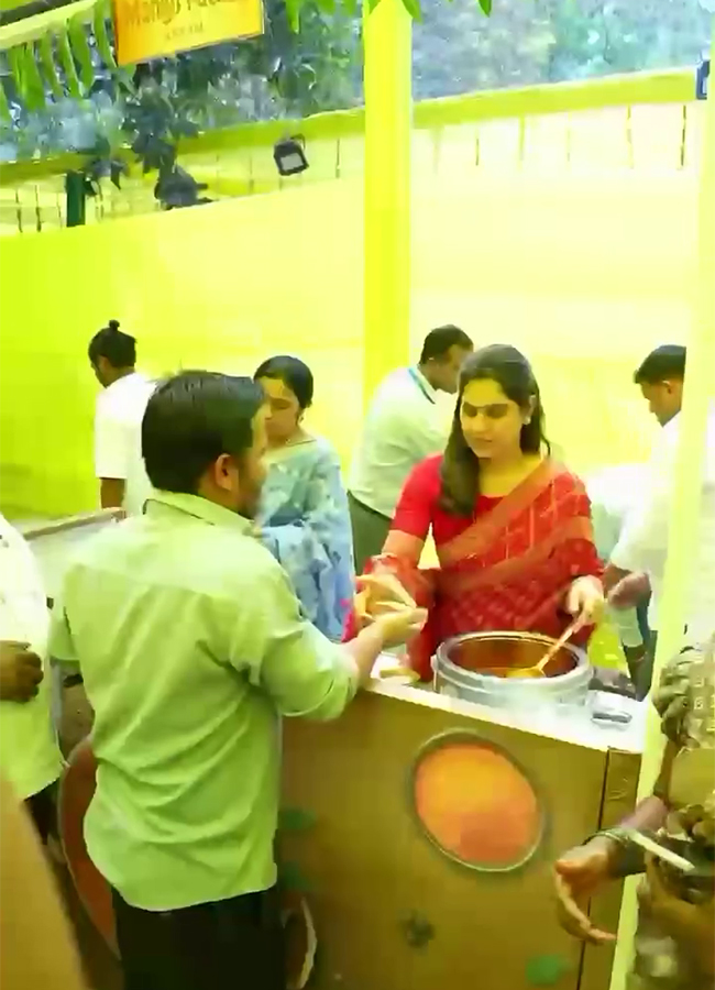Surekha_20Konidela_20Graciously_20Hosted_20an_20Annadanam-8.jpg 8