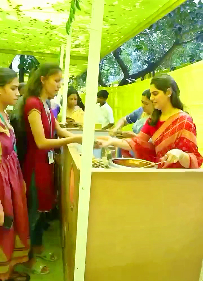 Surekha_20Konidela_20Graciously_20Hosted_20an_20Annadanam-9.jpg 9