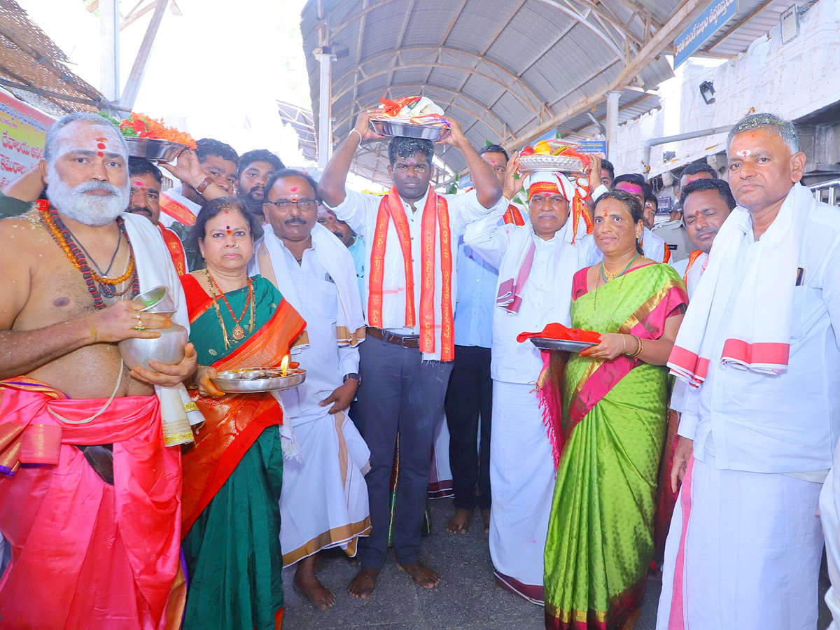 Shiva_20Kalyanam_20Mahotsav_20Celebrations_20in_20Raja_20Rajeshwara_20Temple_20At_20Vemulawada_20Photos_19.jpg 19